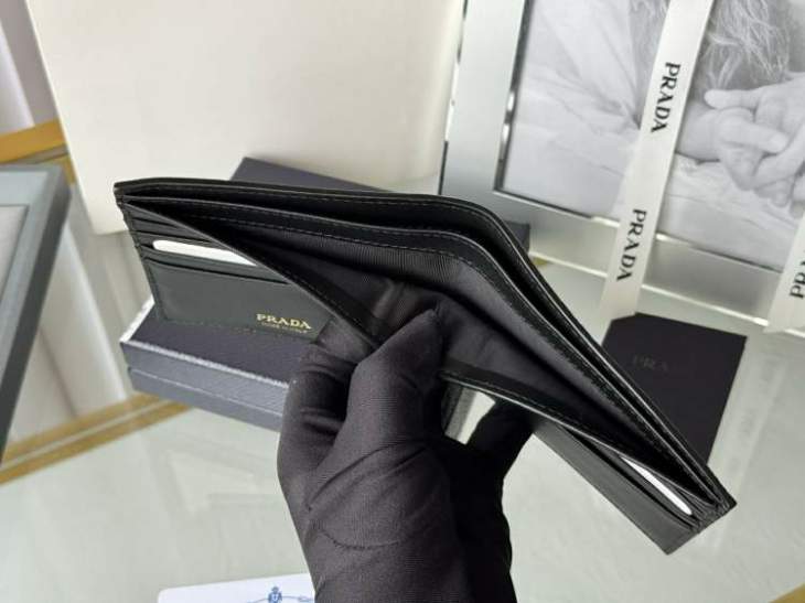 Picture of Prada Wallets _SKUfw197974527fw